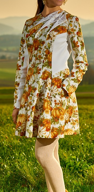 Nähidee: Kleid mit einem herbstlichen Stoff und weissen Details in der Seite und beim Ausschnitt
