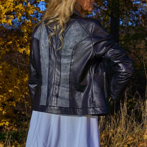 Nähidee: Rückansicht einer Lederjacke mit stylischen Verschnittnähten
