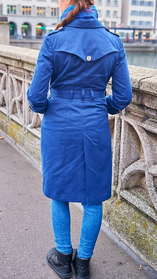 Nähidee: handgefertigter Trenchcoat mit Göller und Knopf, Gurt und einem Gehschlitz