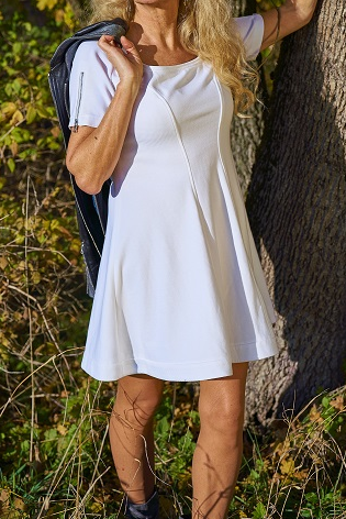 Nähidee: Weisses Kleid in A-Linie und mit einer Wienernaht. An den Ärmeln hat es Reissverschlüsse.