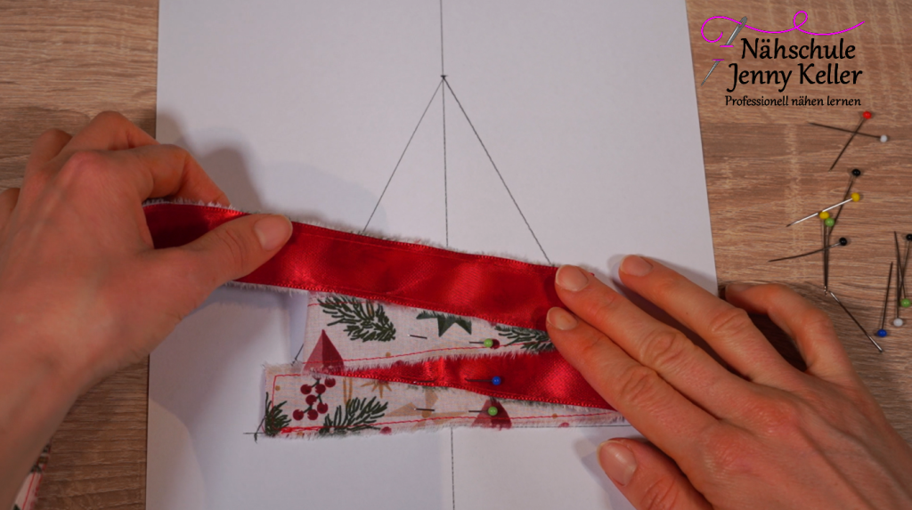 Bänder in Tannenbaum Form falten