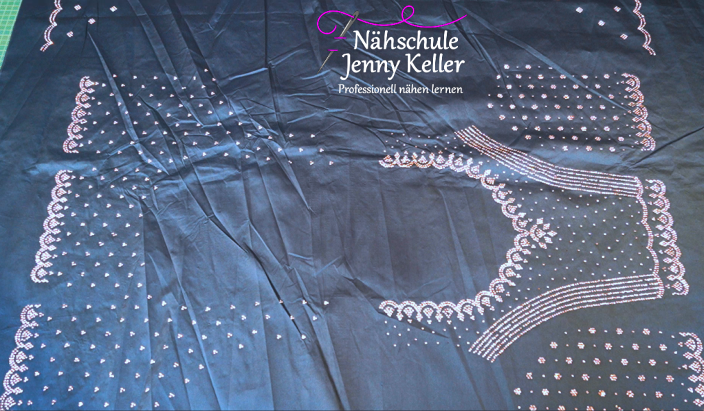 Blusenstoff einer halb genähte Lehenga 