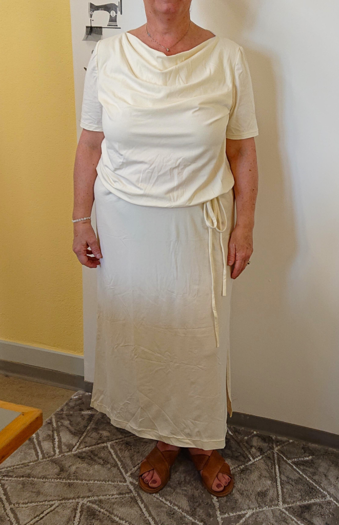 Weisses Jersey Kleid mit Wasserfallkragen und Schlitz im Rock