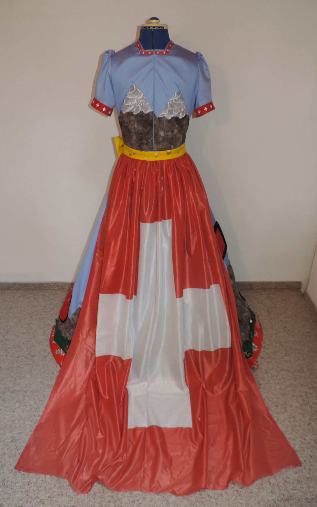 Schweizer Kleid mit Flaggen-Gurt