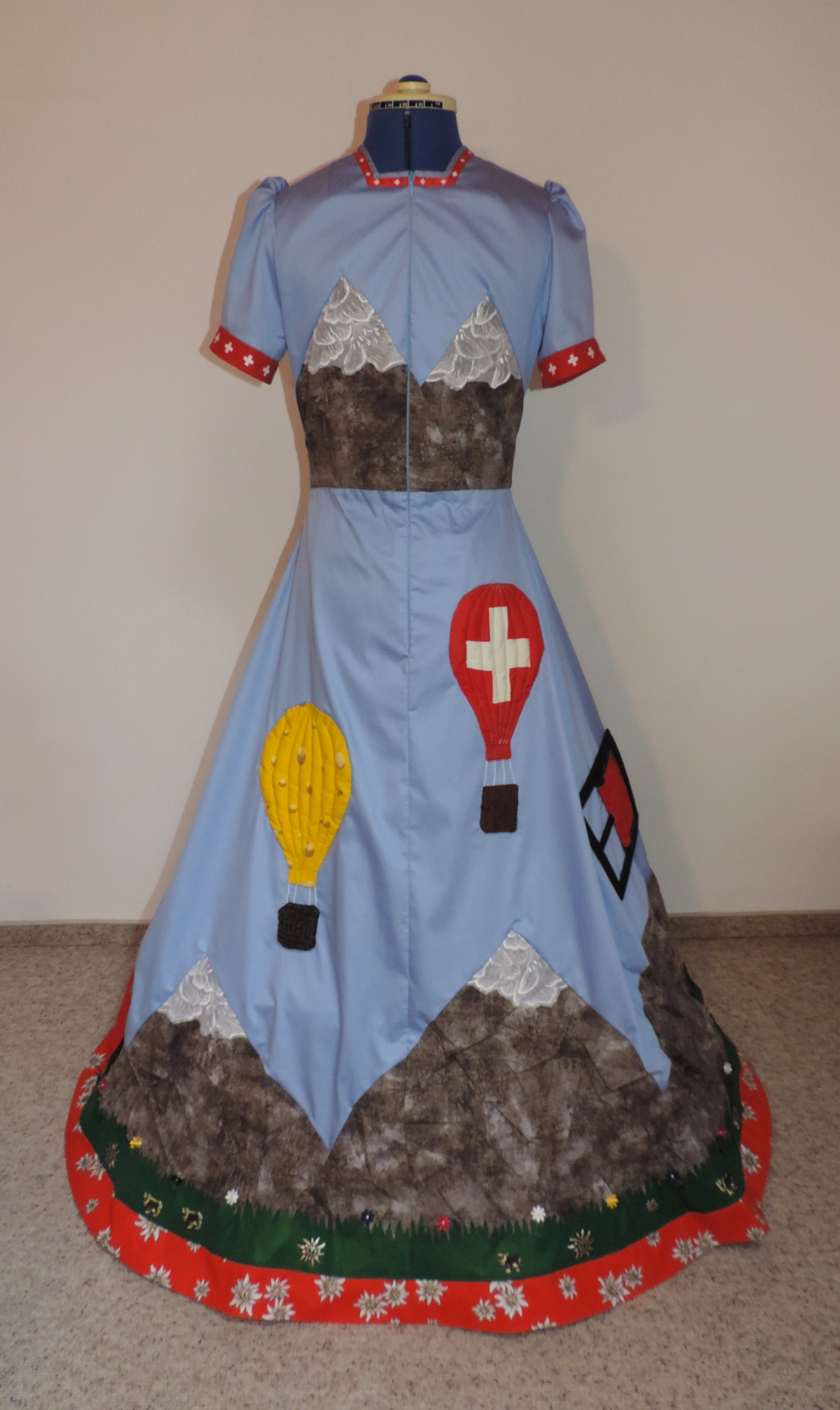 Handgenähtes Schweizerkleid von hinten ohne Gurt