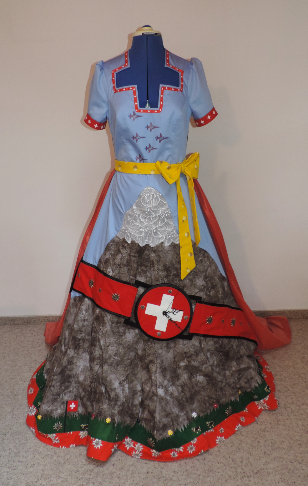 Massgeschneidertes Schweizerkleid Vorderseite mit Gurt