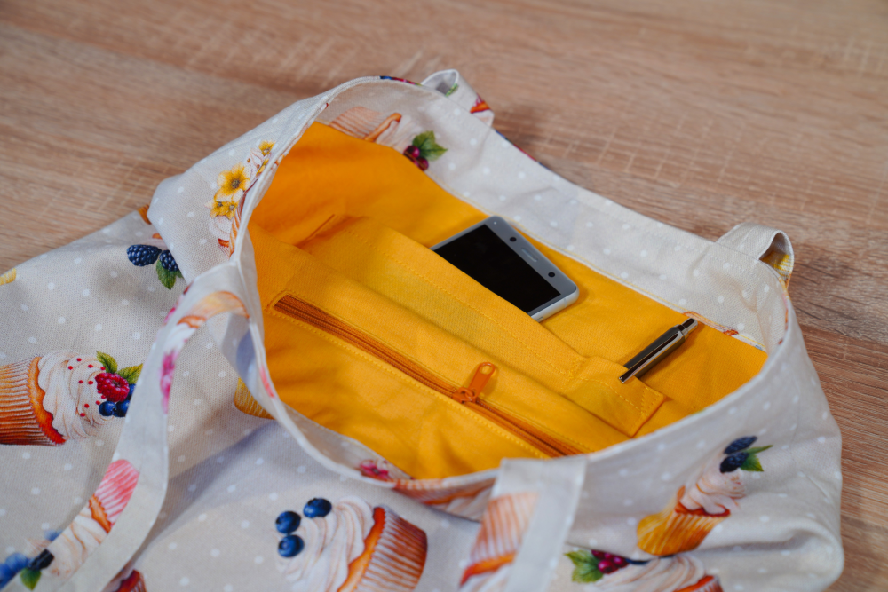 Tasche mit Innenfutter und Innentaschen